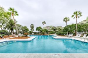 棕榈岛Mariner's Walk 8-A的棕榈树度假村的游泳池
