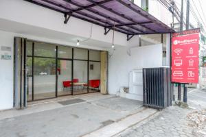 直葛RedDoorz near Pacific Mall Tegal 2的一面有红色标志的建筑物