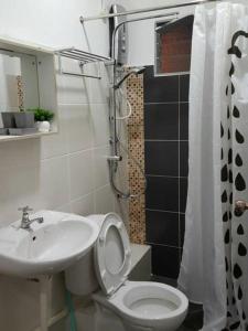 古晋GH美好家园公寓的一间带卫生间和水槽的浴室