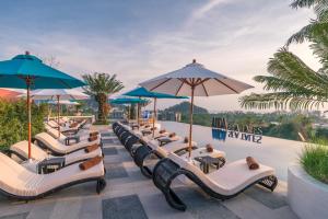 奥南海滩Anda Sea Tales Resort-SHA Plus的度假村的一排椅子和遮阳伞
