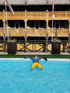 阿拉木图新布拉克度假酒店的一个人漂浮在游泳池里