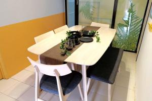 古来Kulai Dream Homestay 4room 16pax @near Kulai Aeon, JPO, Senai Airport, Legoland的白色的餐桌,配有两把椅子和一张桌子