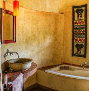 圣卢西亚阿玛祖鲁旅舍的带浴缸和盥洗盆的浴室