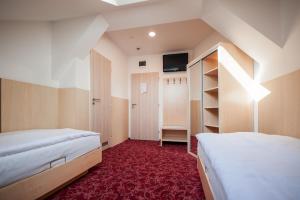 布拉格皮沃瓦尔酒店的酒店客房设有两张床和一个衣柜。