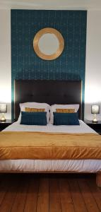 波旁朗西Logis Hotel La Tourelle du Beffroi的一间卧室配有一张大床和两个枕头