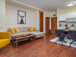 法克湖Alpe Adria Apartments - Top 1 by S4Y的客厅配有沙发和桌子