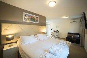 斯普利特考尔塔公寓的卧室配有一张带两个枕头的大白色床