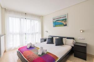 奥利奥Balea 5 - Local Rentss的一间卧室配有一张大床和两条毛巾