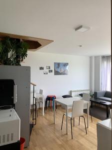 欧德鲁佐Pension 23-Vinte e Tres的客厅配有桌椅和电视