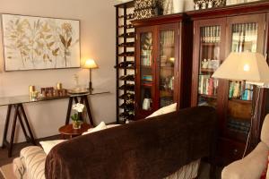 香槟谷Cathkin Cottage Bed & Breakfast的客厅配有沙发和酒瓶架