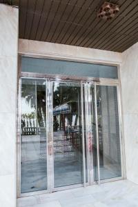 阿尔姆尼卡atico primera linea de playa的一座带庭院的建筑的玻璃门
