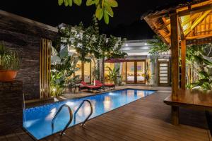 Maneh Villa Langkawi - Private Pool内部或周边的泳池