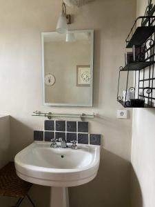 勒托尔Le Mas de la Martelière的浴室设有白色水槽和镜子