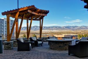 利特尔顿Staybridge Suites Denver South - Highlands Ranch, an IHG Hotel的庭院配有桌椅和火坑