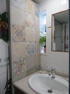 Notre-Dame-de-Courson香特德非旅馆的一间带水槽和镜子的浴室