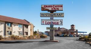 瓦莱Grand Canyon Inn and Motel - South Rim Entrance的停车场中央的街道标志