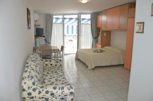 阿布鲁齐的罗塞托Monolocale Rosburgo 2的客厅配有床和沙发