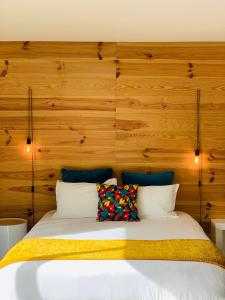 波尔蒂乔Senteurs du Maquis的一间卧室配有一张木墙床