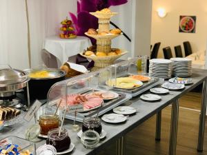 路德维希堡路德维希堡康福特酒店的餐桌上的自助餐,包括食物