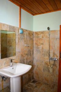 基图尔格勒椽子度假村的一间带水槽和淋浴的浴室