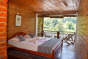 基图尔格勒椽子度假村的带阳台的客房里设有一间带一张床的卧室