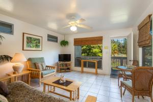 利胡埃Malu Kauai, a Beautiful Kauai Cottage 1 Mile from Kalapaki Beach home的客厅配有沙发和桌子