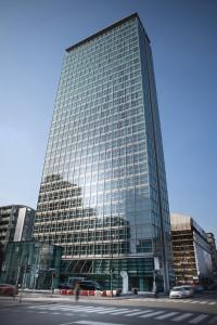 米兰INNSiDE by Meliá Milano Torre GalFa的一座高大的玻璃办公楼,有很多窗户