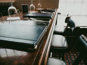圣赫利尔泽西皇家快艇酒店的上面有一排带笔记本电脑的桌子