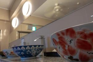 伊东ISANA Resort的厨房台上有一个碗