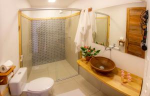 杰里科科拉Pousada Chez Toi的带淋浴、盥洗盆和卫生间的浴室