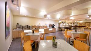 大加那利岛拉斯帕尔马斯Bull Astoria的一间带桌椅的餐厅和一间厨房