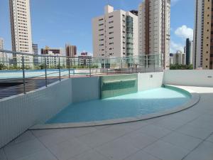 若昂佩索阿Essencial Manaíra的一座高楼建筑顶部的游泳池