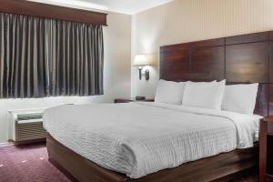 Wintergreen Hotel & Conference Center客房内的一张或多张床位