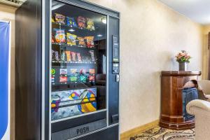 Stevenson埃文斯维尔生态套房酒店的一台出售食物的自动售货机