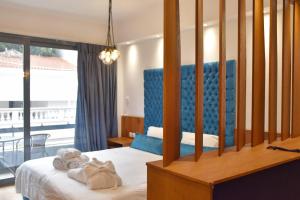 雅典Lycabettus Exclusive Apartments的酒店客房,配有带毛巾的床