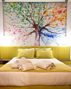 雅典Lycabettus Exclusive Apartments的床上一棵大树的画