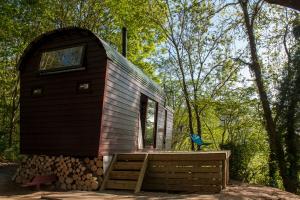 拉伊Extraordinary Huts Ltd的一堆木头上的一个小房子
