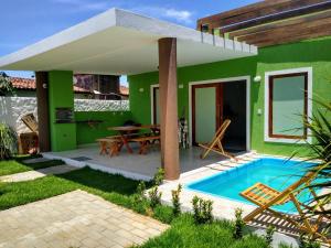 皮帕GREEN HOUSE的绿色的房子,设有游泳池和庭院