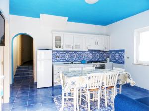 蓬扎Cavadozza的蓝色和白色的厨房配有桌椅