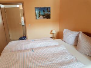 德累斯顿Kleine gemütliche Ferienwohnung的一间卧室配有带2个枕头的床