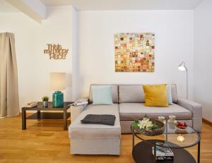 阿尔布费拉Casas Barulho Albufeira Marina的客厅配有沙发和桌子