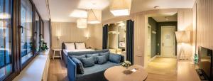 采西斯Villa Santa的酒店客房配有蓝色的沙发和床。