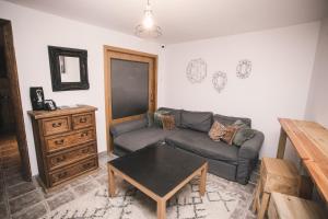 马萨纳Secret Spot Hostel的客厅配有沙发和桌子