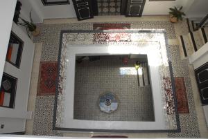 丹吉尔汀吉斯摩洛哥传统庭院住宅的镜子在房间的墙上