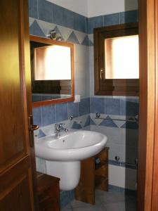 维拉普特祖VILLETTA SUL MARE, PANORAMICA的一间带白色水槽的浴室和两个窗户