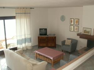 维拉普特祖VILLETTA SUL MARE, PANORAMICA的带沙发和电视的客厅