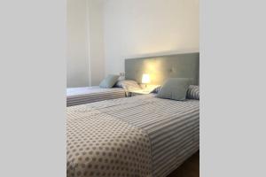 Luminoso y acogedor alojamiento en Sort客房内的一张或多张床位