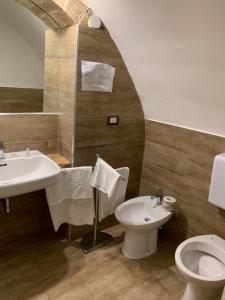 科拉托迪莫拉住宿加早餐酒店的一间带水槽和卫生间的浴室