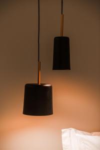 费尔南多 - 迪诺罗尼亚Pousada Corveta的两盏挂在床上的黑色灯