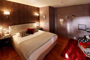 阿尔比Hotel Les Pasteliers的卧室配有一张带两个枕头的大白色床